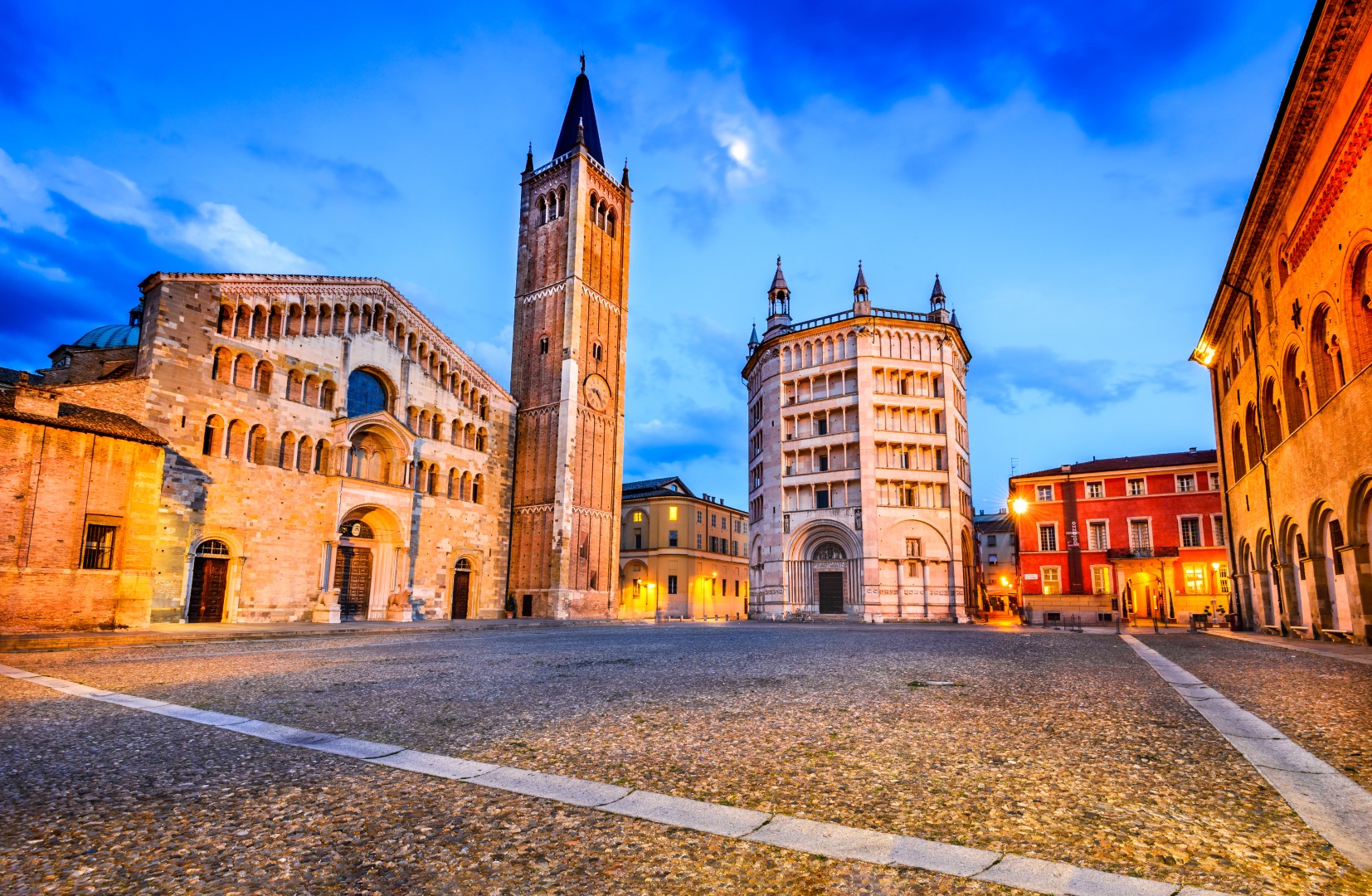 Parma, Włochy - Piazza del Duomo z katedrą i Baptysterium, zbudowany w 1059 roku. Architektura romańska w regionie Emilia-Romania.