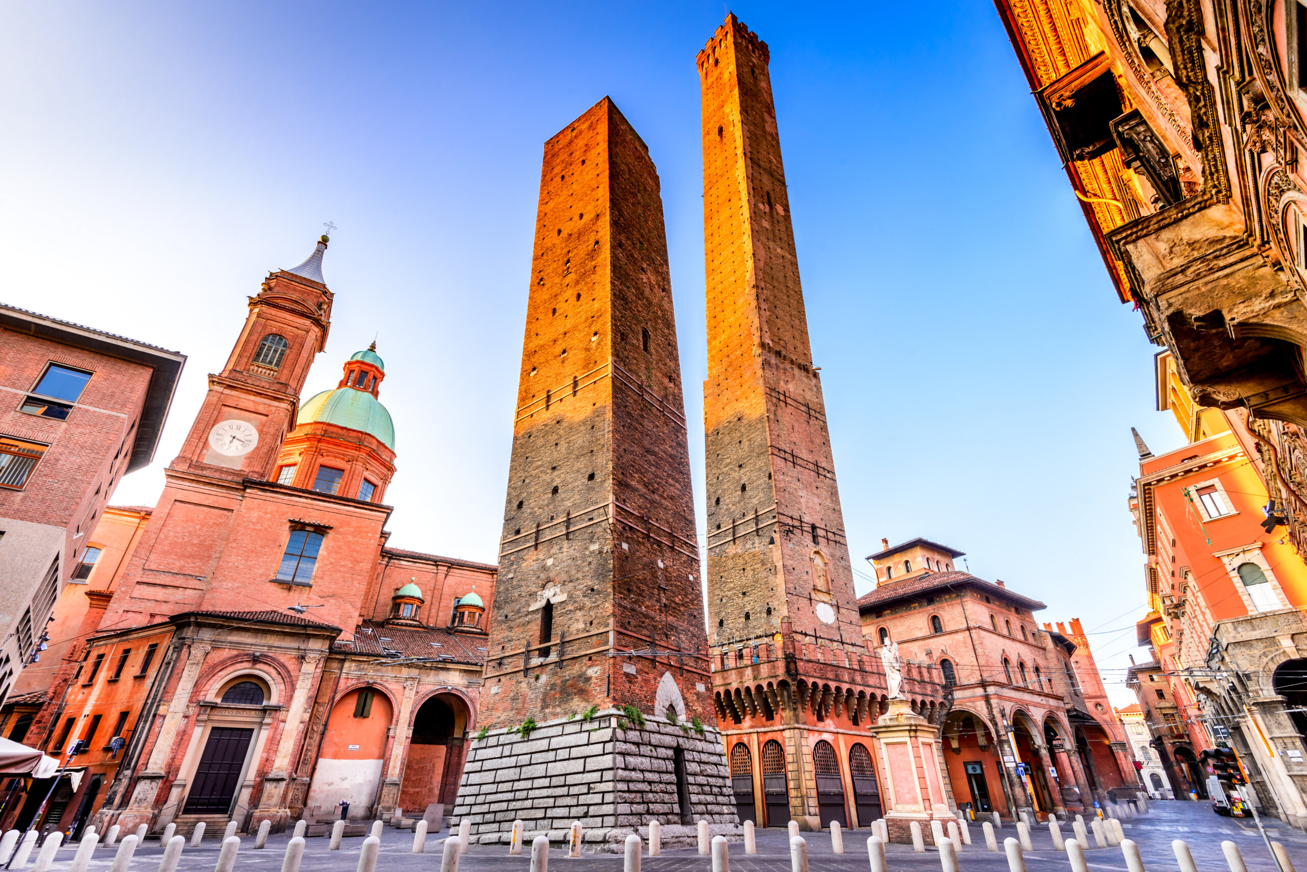 Bolonia, Włochy - Dwie wieże (Due Torri), Asinelli i Garisenda, symbole średniowiecznych wież bolońskich.