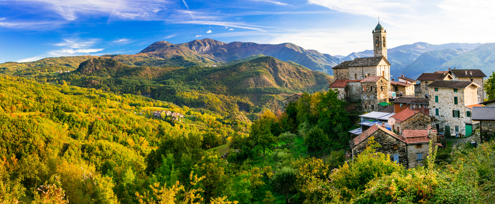 Piękna mała wioska w górach - Castelcanafurone, Emilia-Romagna, Piacenza, Włochy, licencja: shutterstock/By leoks