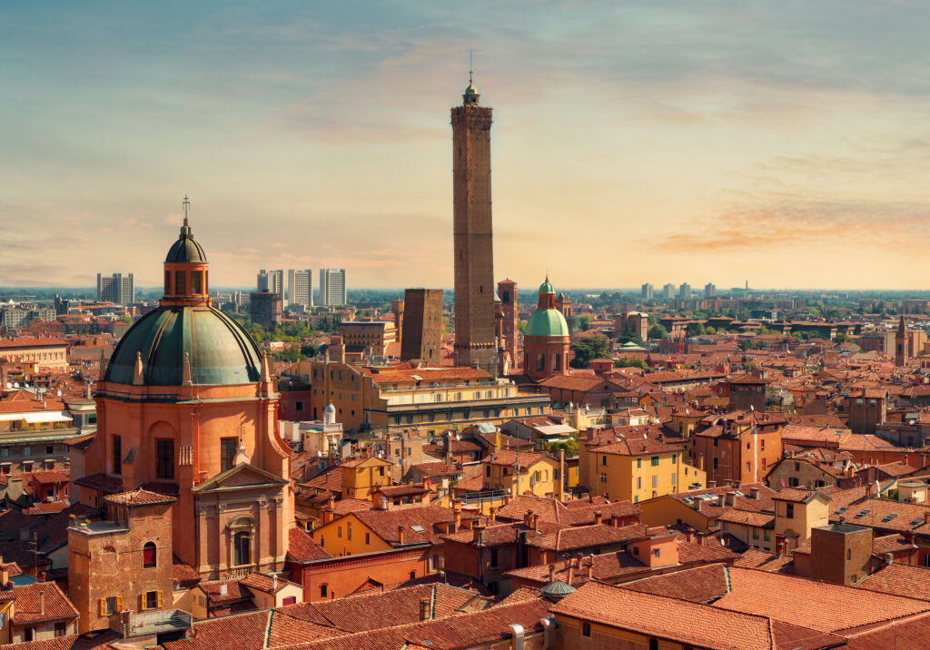 Panoramiczny widok Bolonii, Włochy, nad dachami typowych domów, zabytkowych budynków i średniowiecznych wież