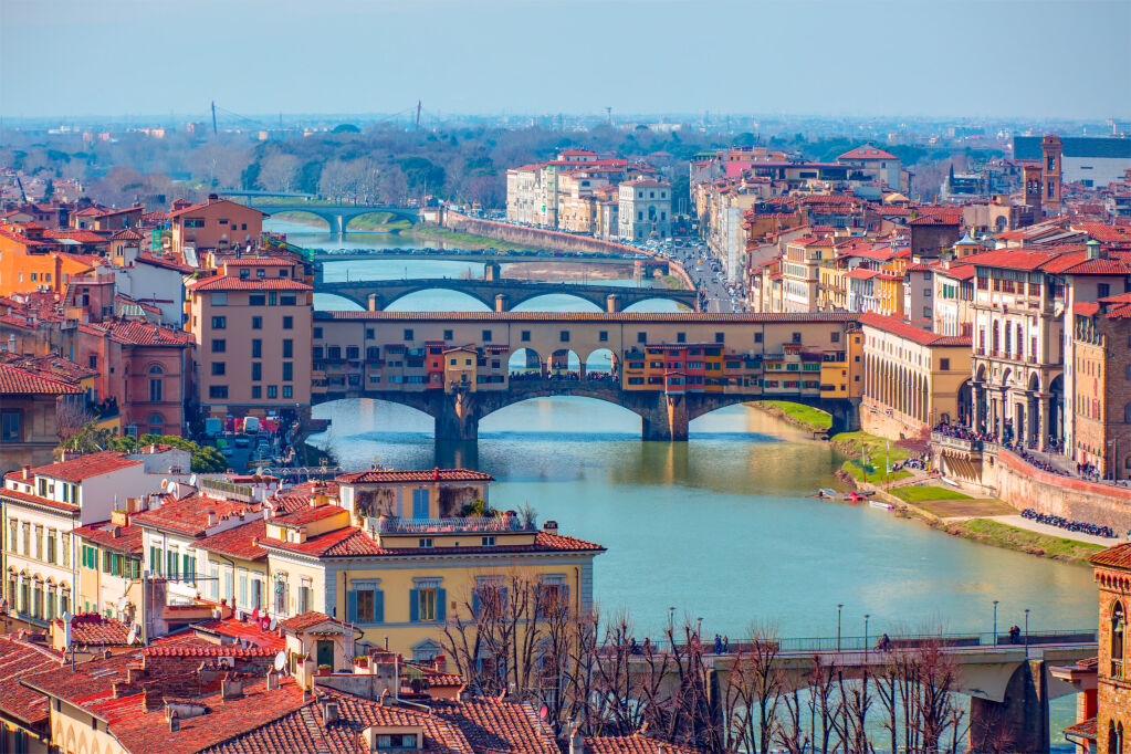 Panoramiczny widok Florencji z Ponte Vecchio nad rzeką Arno - Florencja, Włochy