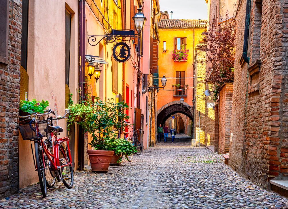Przytulna wąska ulica w Ferrara, Emilia-Romania, Włochy. Ferrara jest stolicą prowincji Ferrara