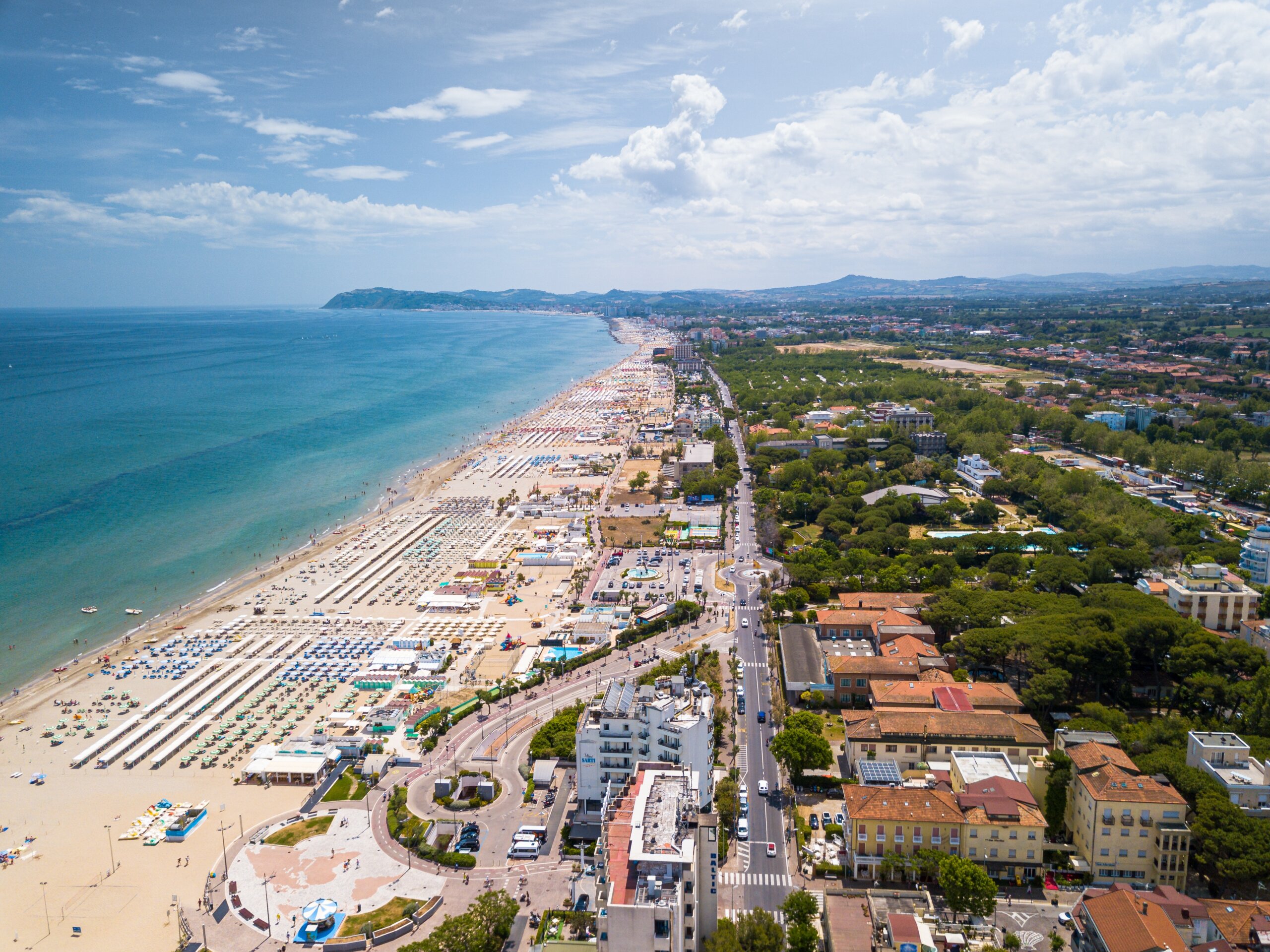 Widok z lotu ptaka na wybrzeże Romanii z plażami w Riccione, Rimini i Cattolica, licencja: shutterstock/By Wirestock Creators