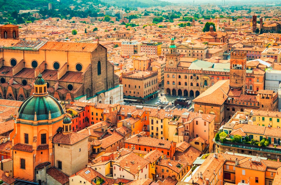Bolonia Włochy. Aerial cityscape view of Piazza Maggiore square in the city of Bologna, Italy. Historic city center of Bologna, Italy. Beautiful ancient historical buildings of Bologna, Italy. Landmark of Italy