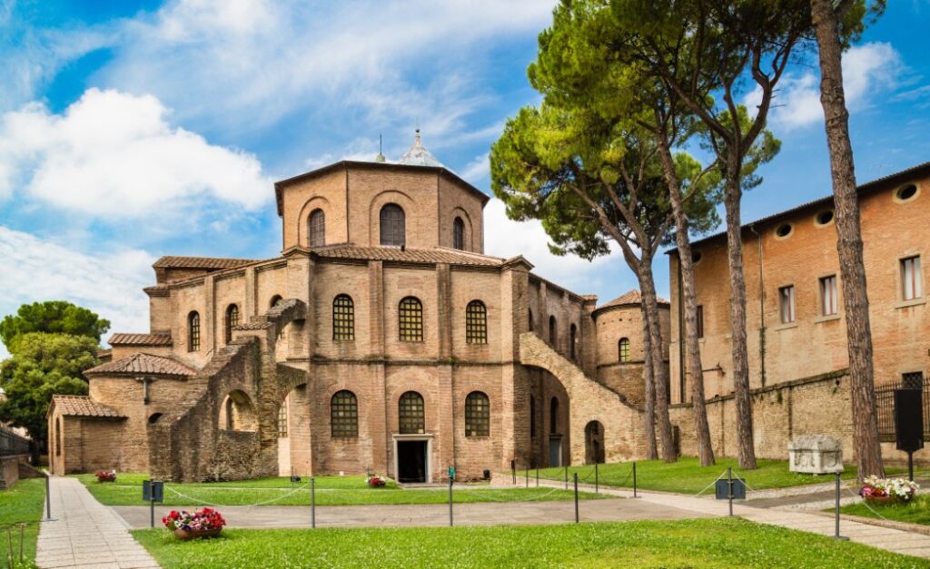 Rawenna atrakcje, famous Basilica di San Vitale, one of the most important examples of early Christian Byzantine art in western Europe, in Ravenna, region of Emilia-Romagna, Italy
