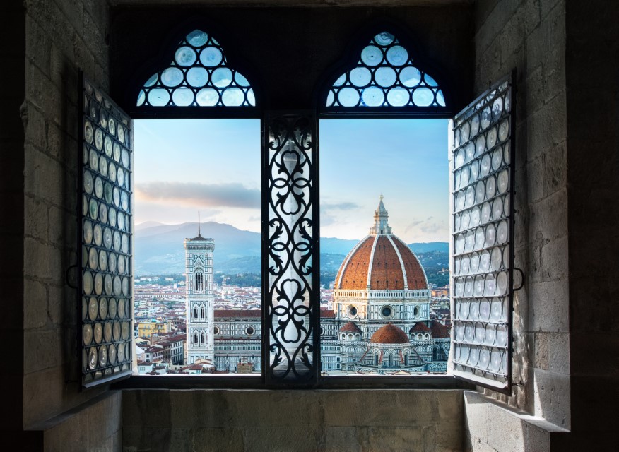 Widok ze starego okna na Florencji Duomo Basilica di Santa Maria del Fiore. Florencja, Włochy. Kolaż tematu historycznego i tematu podróży.