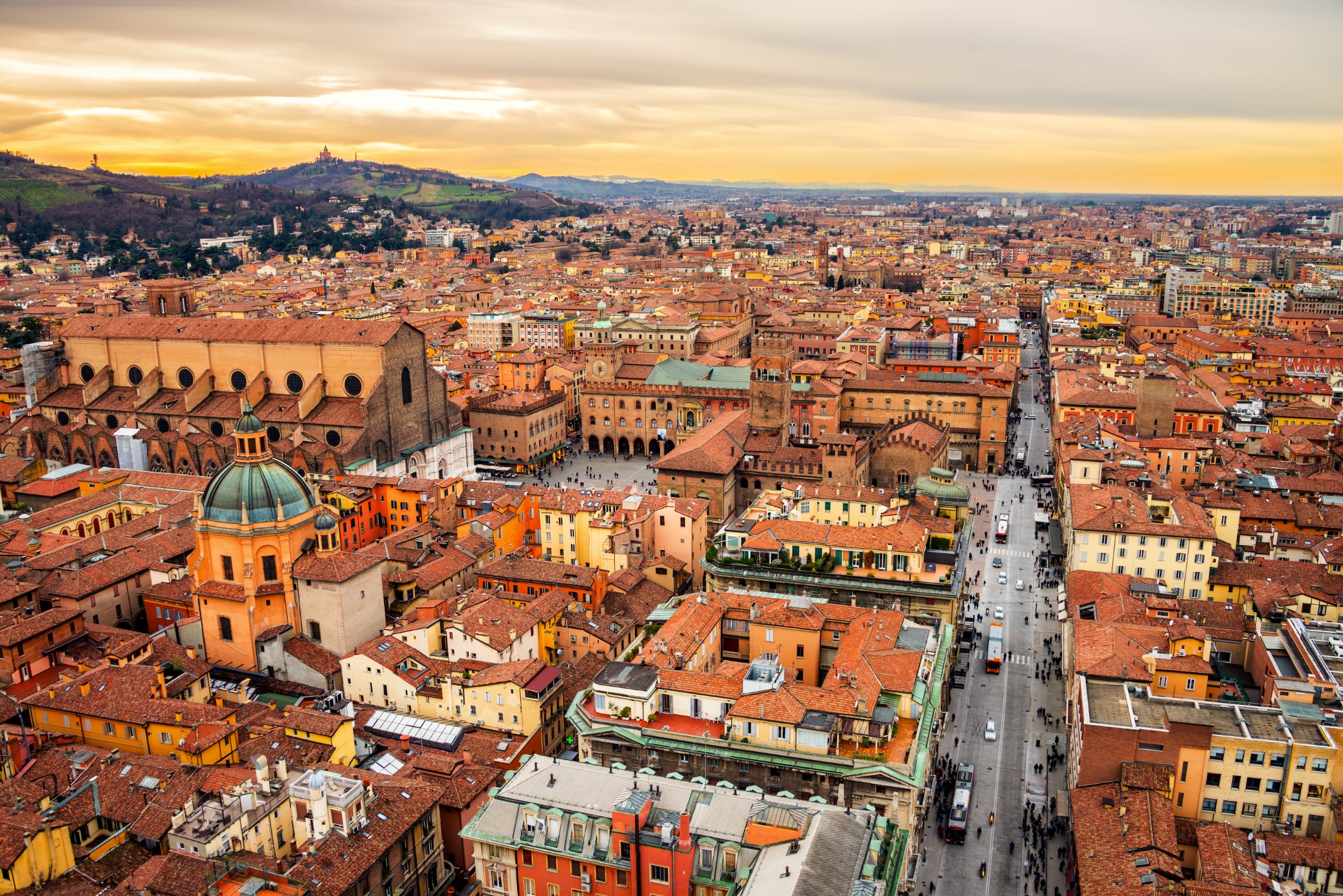 Renesansowa Bolonia, Widok z lotu ptaka Bolonia, Włochy o zachodzie słońca. Kolorowe niebo nad historycznym centrum miasta z ruchu samochodowego i starych budynków