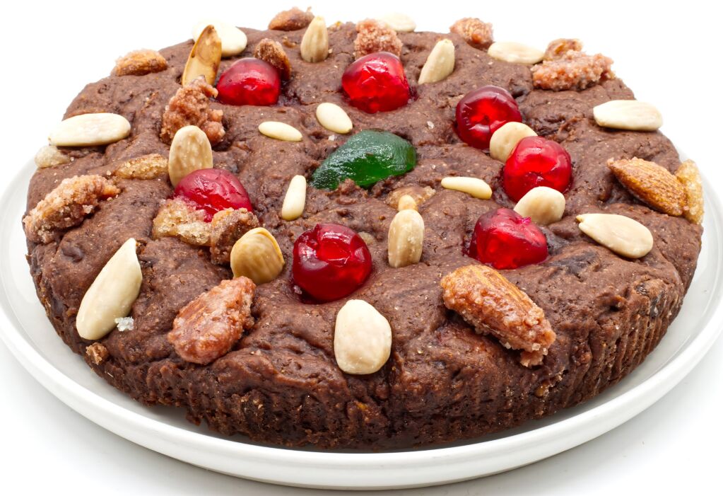 Kuchnia Bolonii, Certosino di Bologna is a typical italian Christmas dessert of bolognese cuisine with five chinese spices, honey, almonds, pine nuts, dark chocolate and candied fruit.