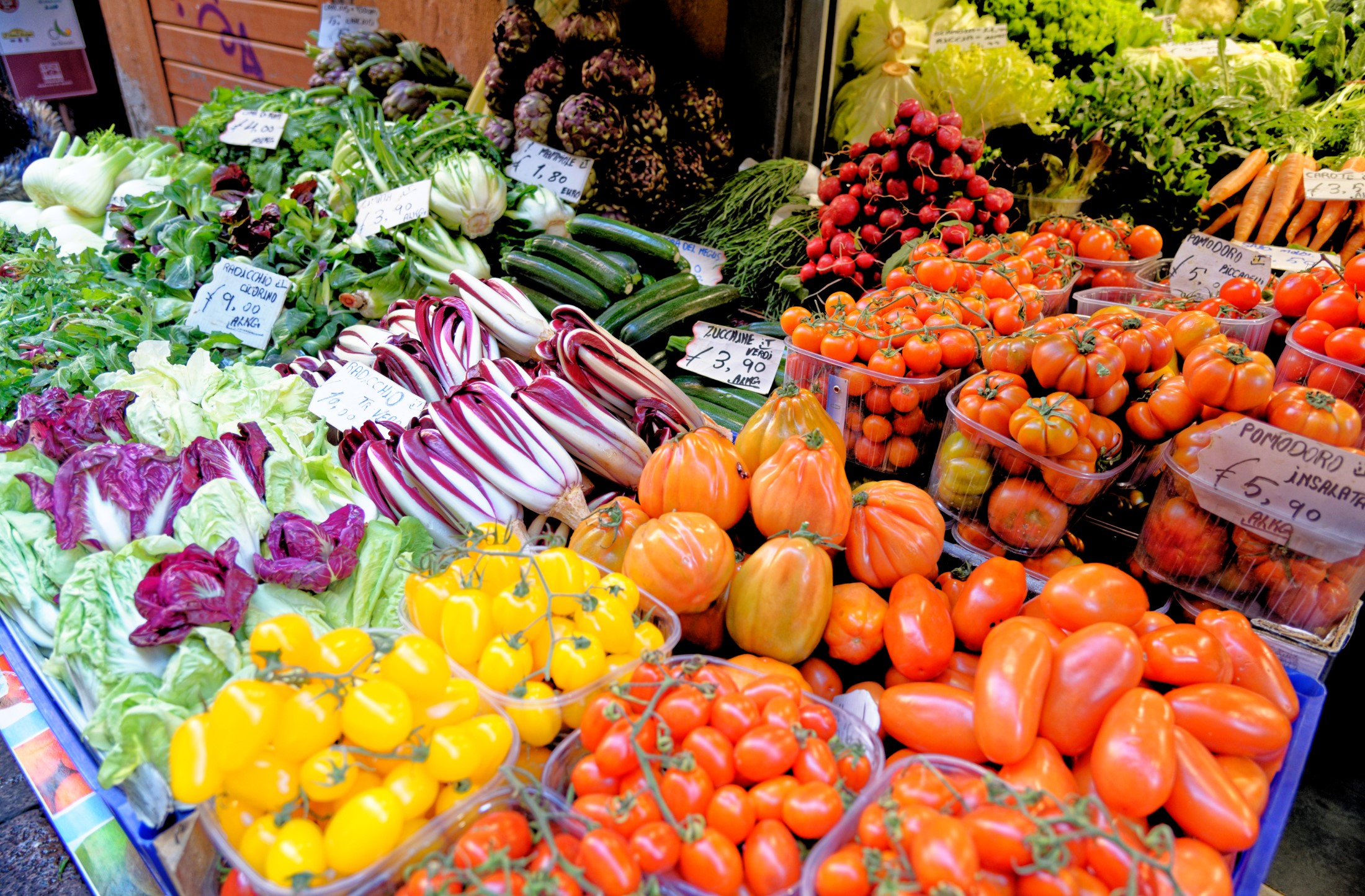 Zakupy w Bolonii, Fresh vegetables display in Mercato di Mezzo - Bologna - Italy - 5th of March 2022