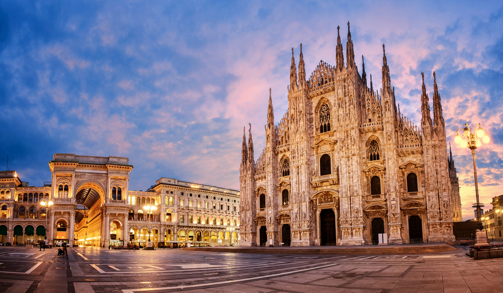 Katedra w Mediolanie, Duomo di Milano, Włochy, jeden z największych kościołów na świecie o wschodzie słońca