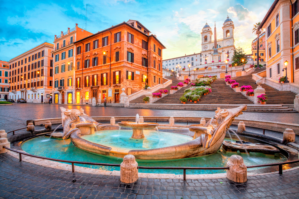 Piazza de Spagna w Rzymie, Włochy. Hiszpańskie schody rano. Architektura Rzymu i punkt orientacyjny.