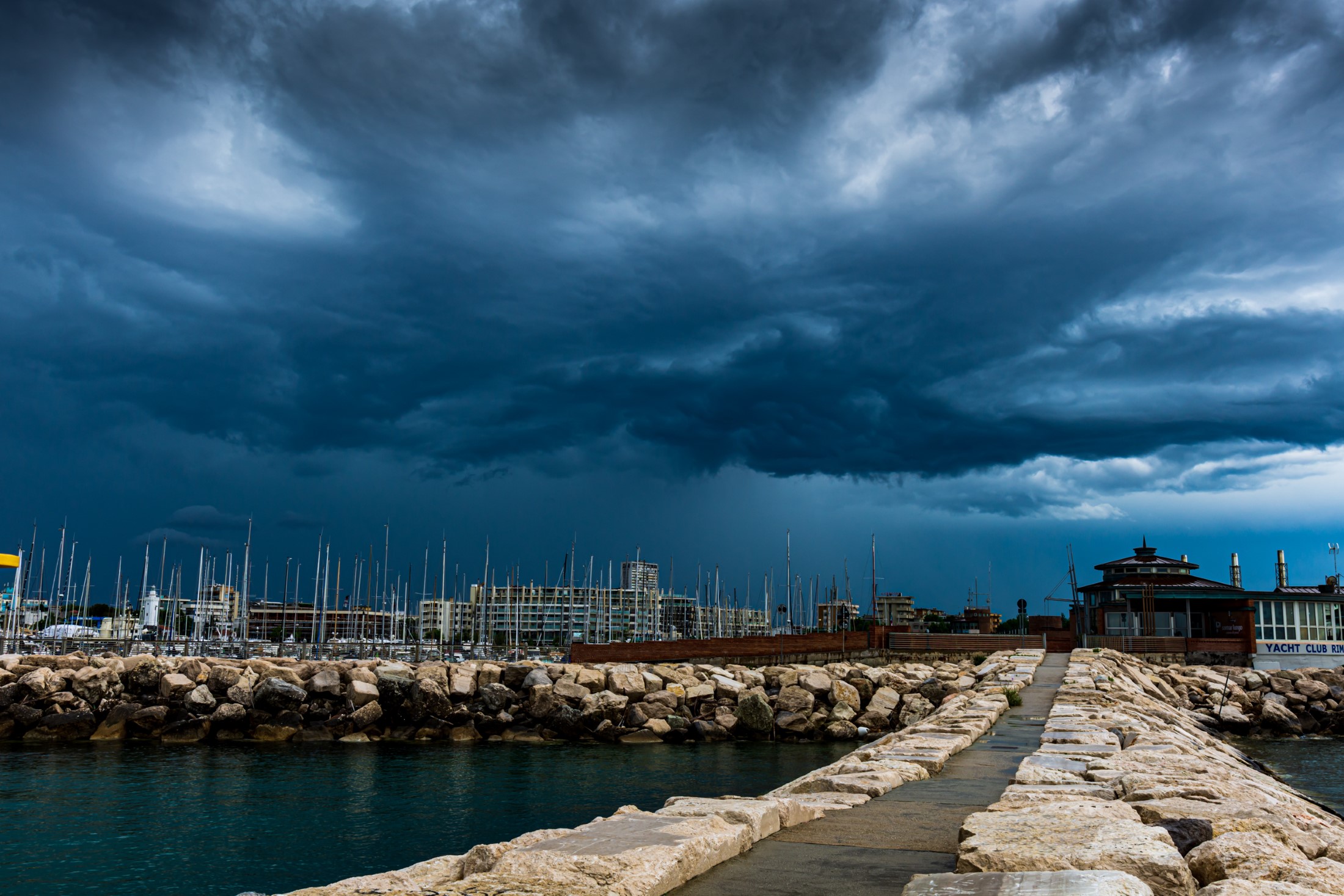 Rimini co robić w trakcie deszczu, View of the thunderstorm, which moves over the mountains behind the city of Rimini!